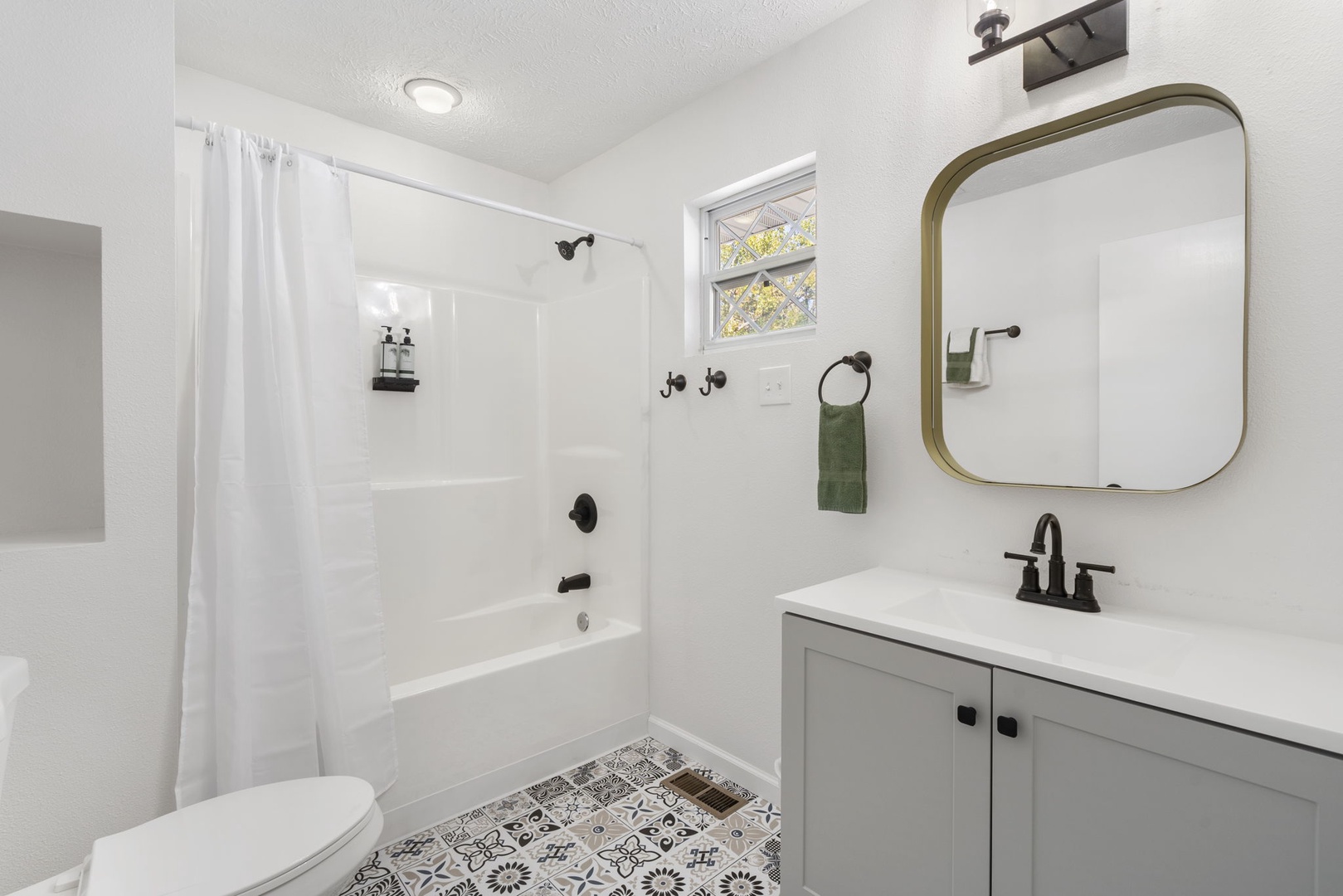 This 2nd floor en suite offers a single vanity & shower/tub combo