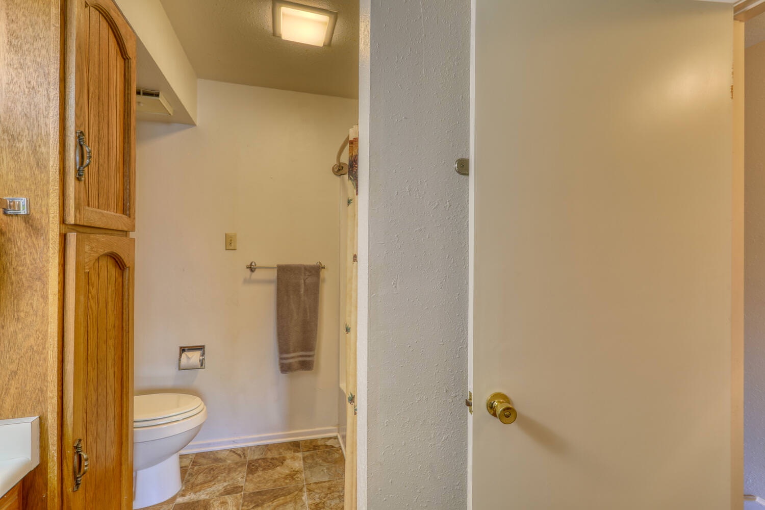 Shower/tub combo, attached to bedroom 3