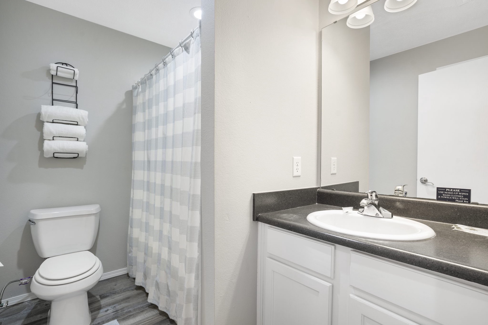 Bathroom 2 en-suite with shower/tub combo (Unit #4)