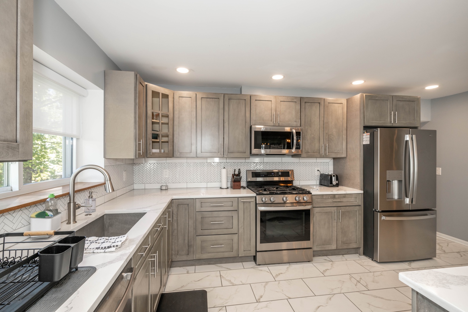 The sophisticated kitchen offers ample space & every home comfort