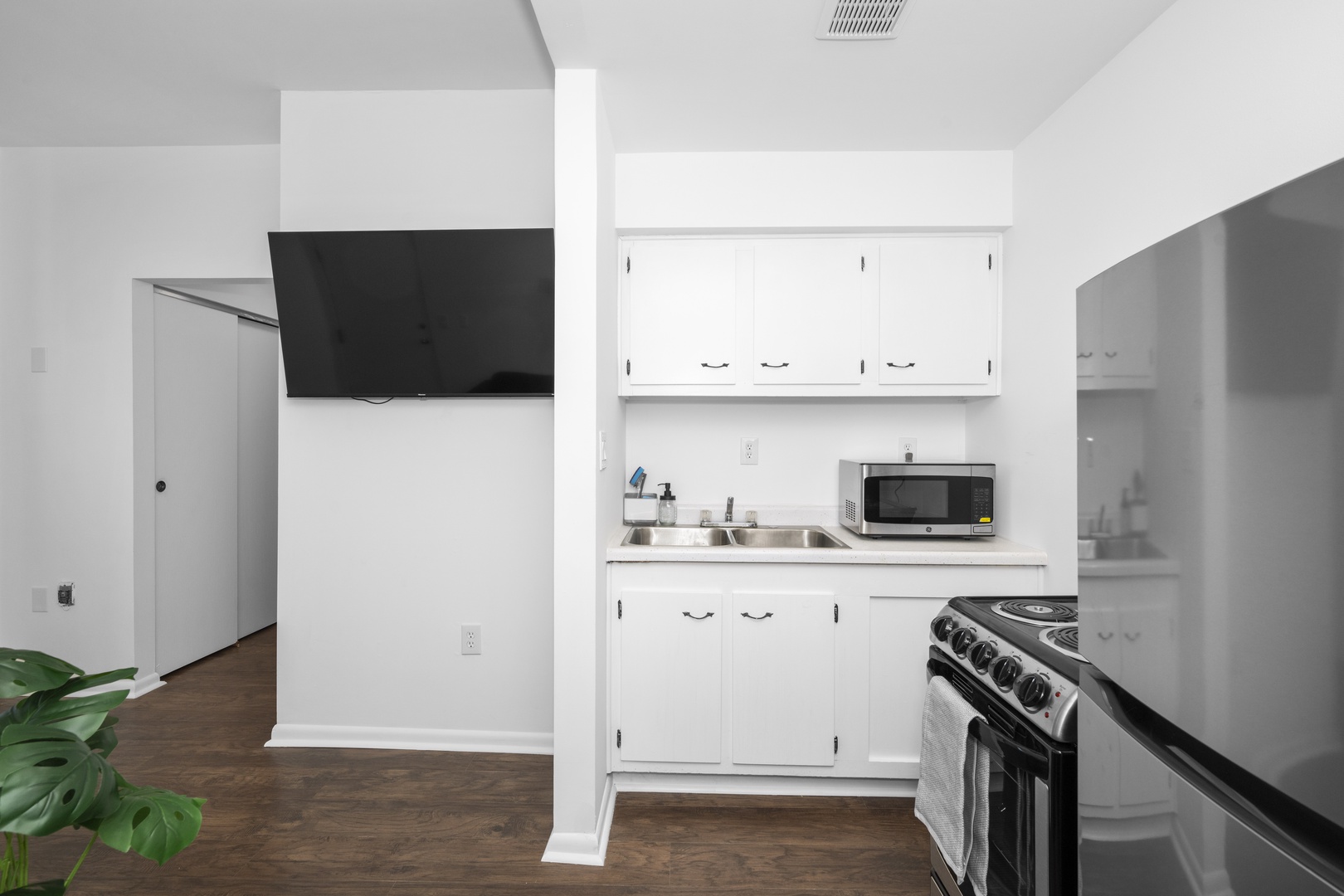 Suite 4: Craft culinary delights in the efficient and well-equipped kitchen