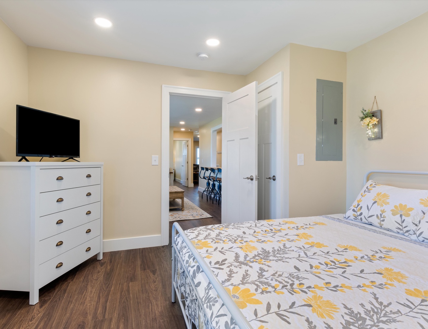 Bedroom 2 with Queen bed, Smart TV, and shared en-suite