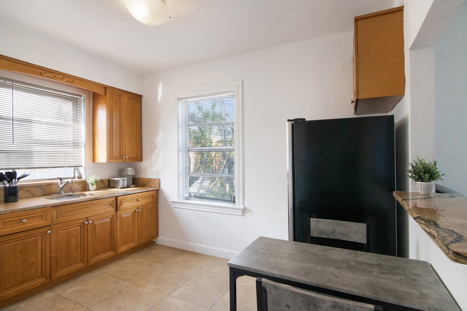 This ground-level studio offers a sunny, well-equipped kitchen