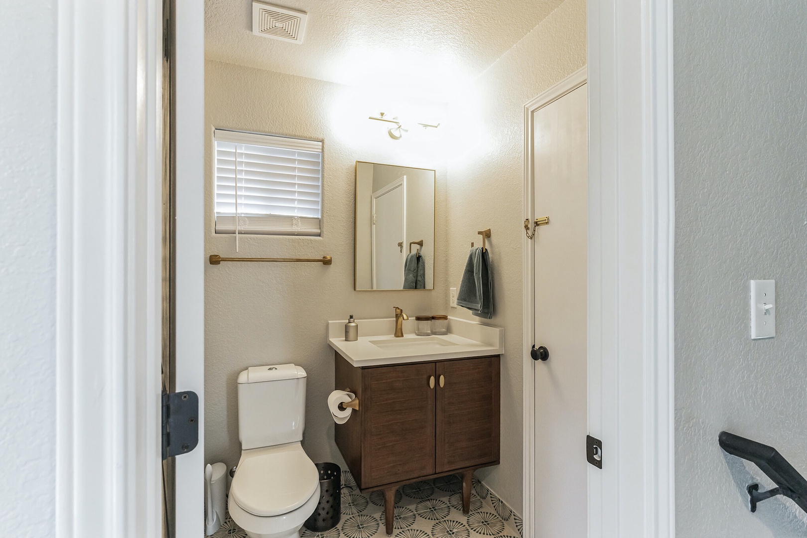 Bathroom 2 with shower/tub combo (2nd floor)