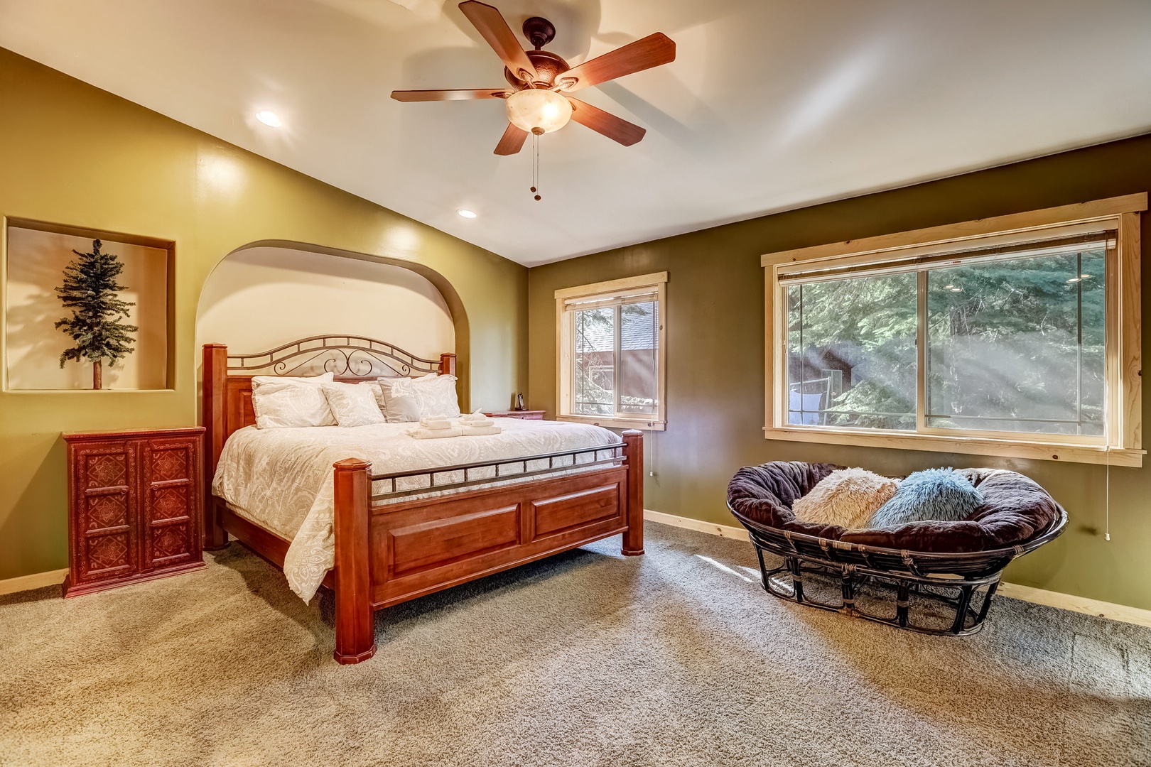 Main bedroom: King bed with Smart TV and en suite bathroom (2nd floor)