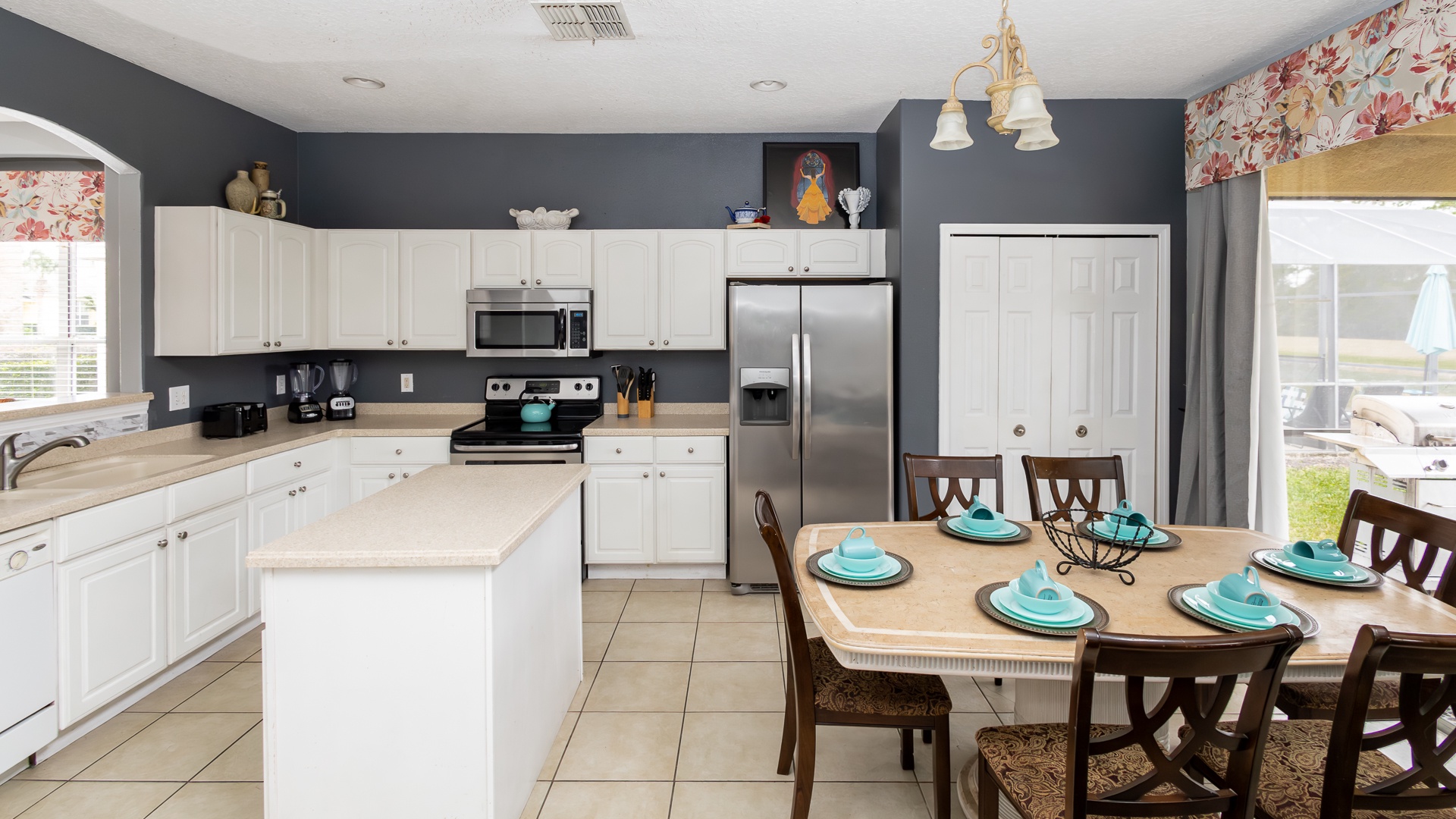 Cozy breakfast nook with seating for 6, perfect for morning gatherings