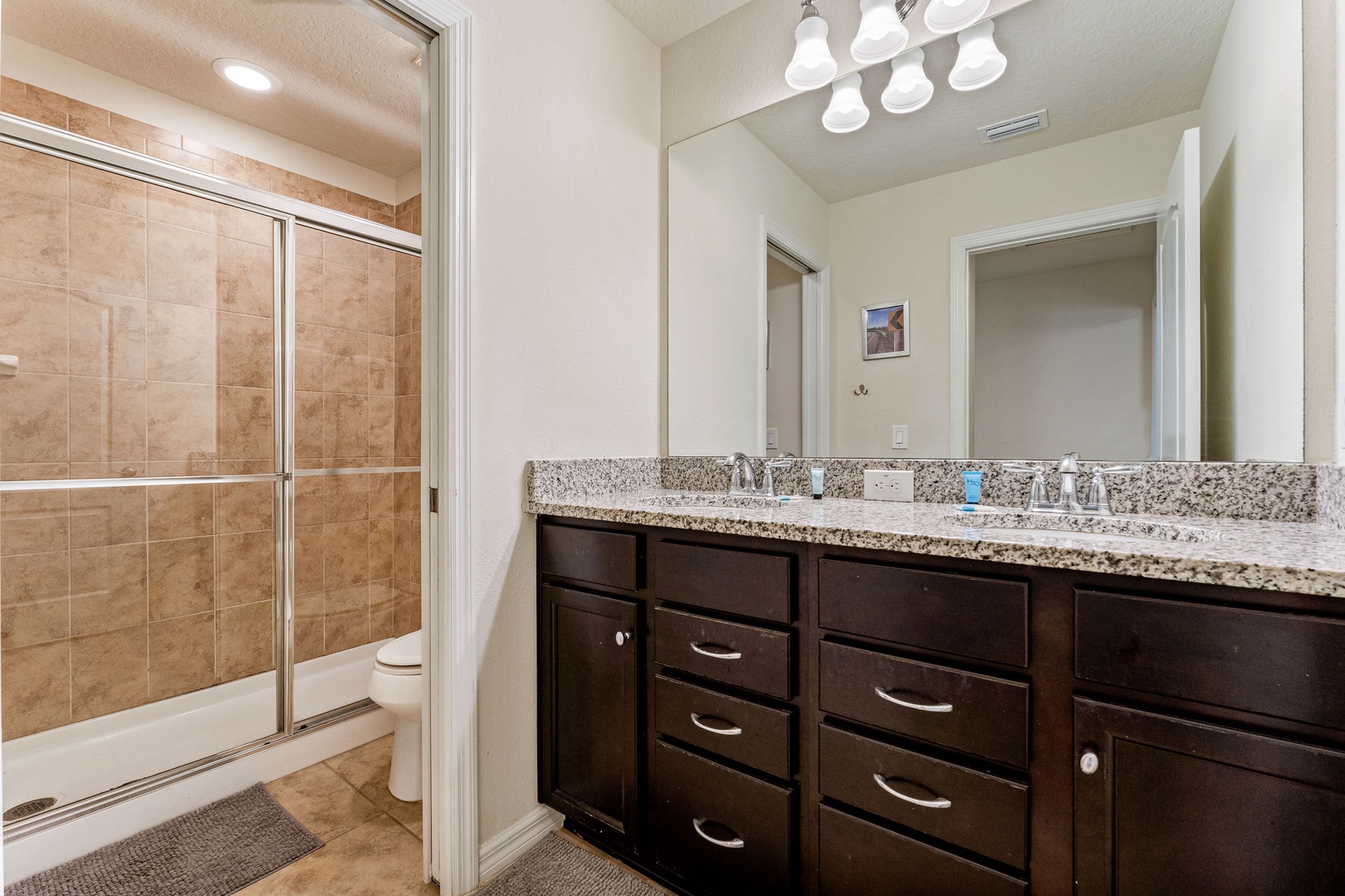 Shared bathroom 2 with shower/tub combo