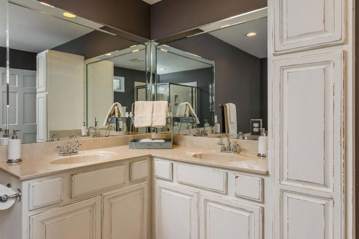 Master bedroom en suite with seprate shower, and tub