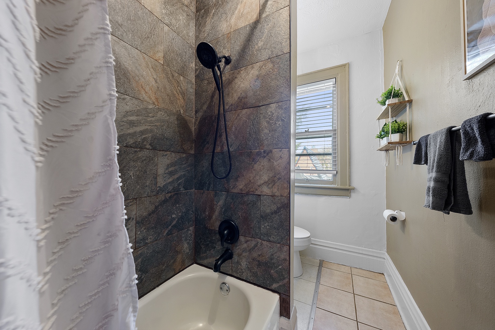 A single vanity & shower/tub combo await in Apartment 1164.5’s full bath