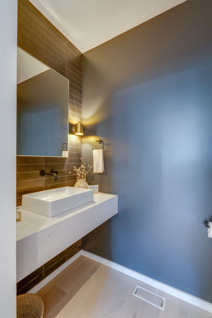 En-suite bathroom fitted with stand-in shower