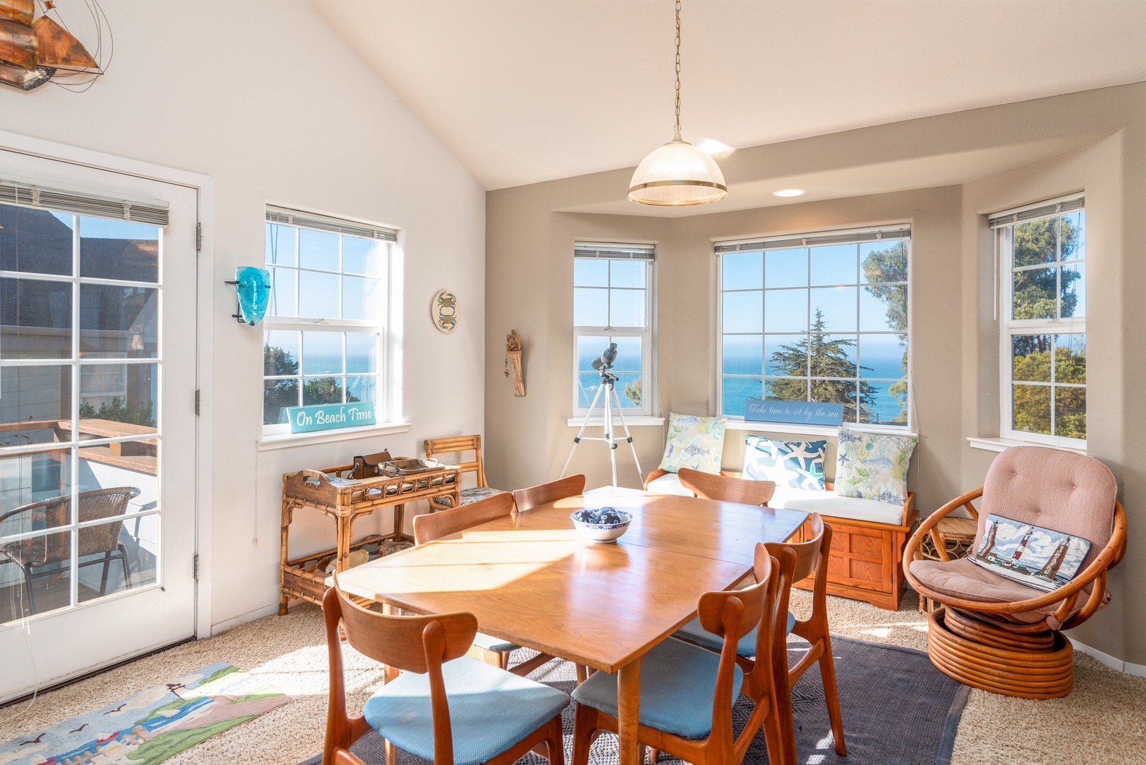 Dining table for 6 with ocean view
