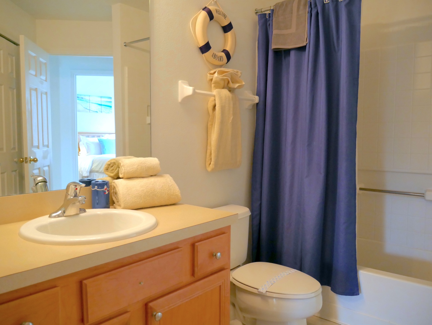 2nd bathroom with shower tub combo