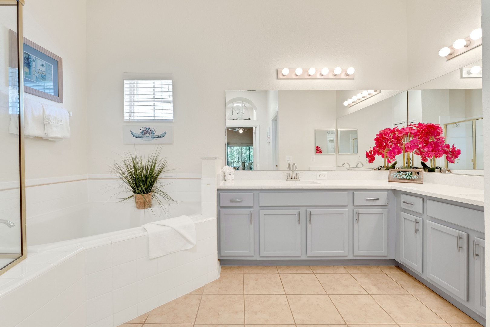 This ensuite includes dual vanities, as well as a shower & luxe soaking tub