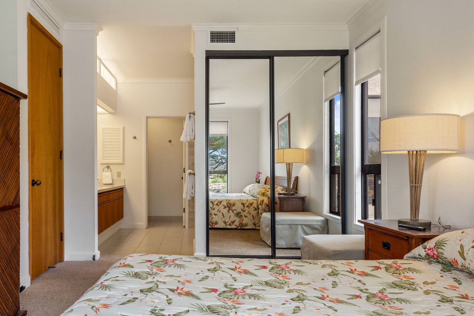 Main bedroom: California King bed w/ TV and en suite bathroom