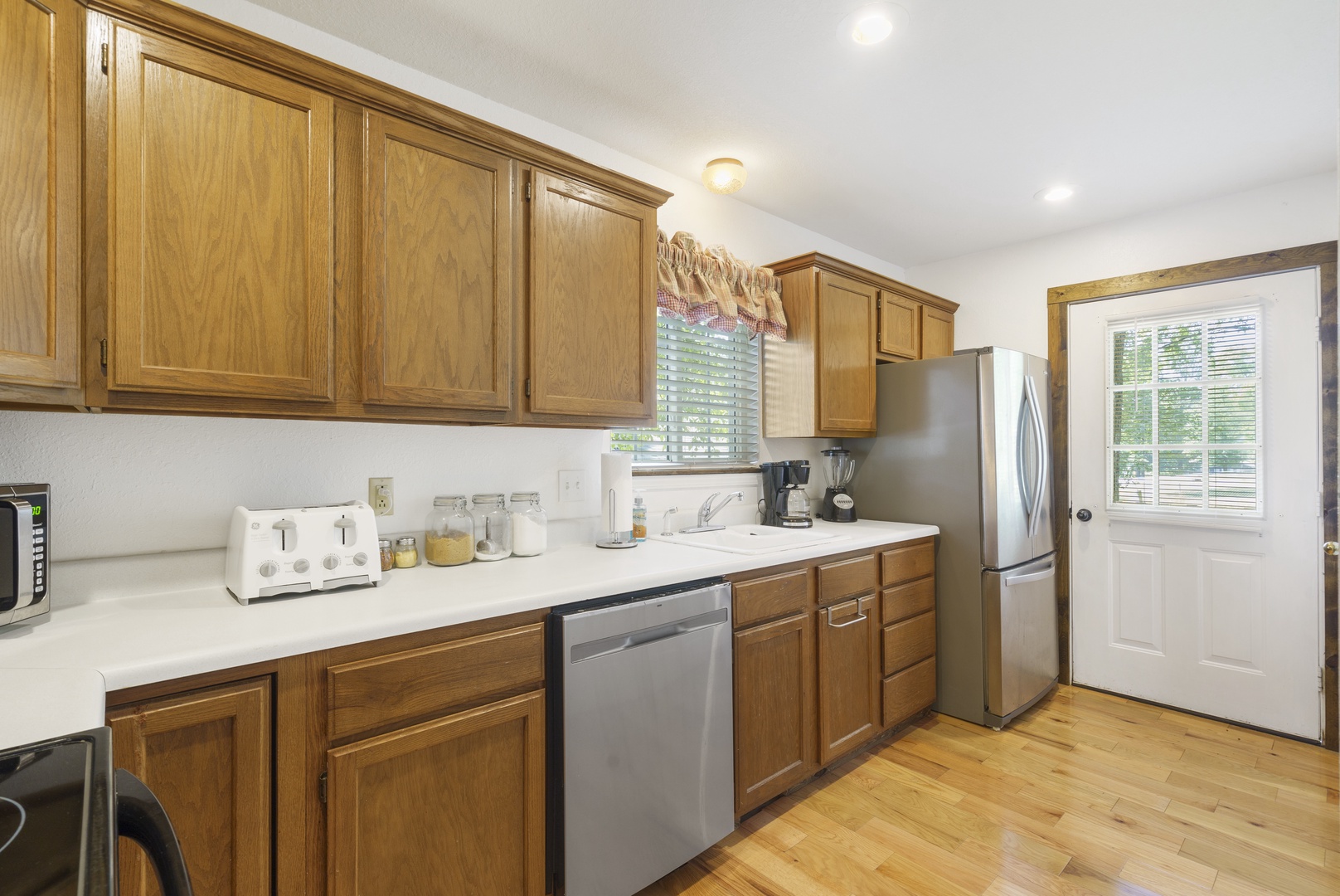 Kitchen features coffee pot, toaster and more!