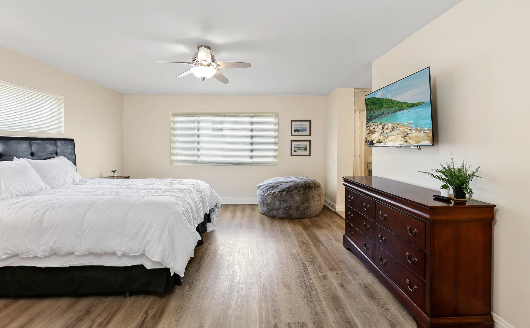 Main bedroom: King bed with Smart TV, en suite bathroom (2nd floor)