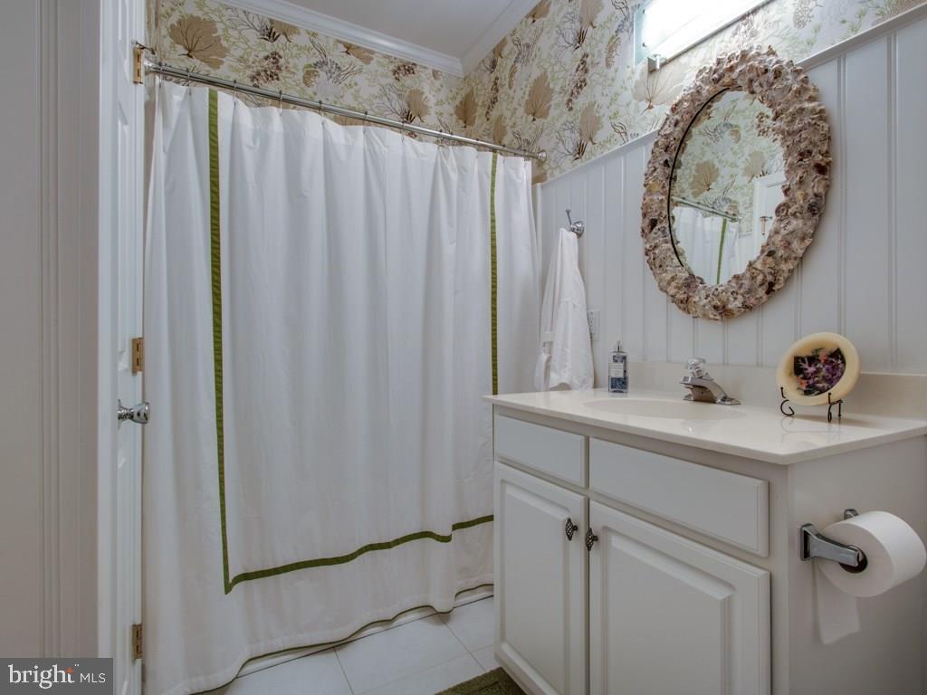 Bathroom with Shower/Tub Combo