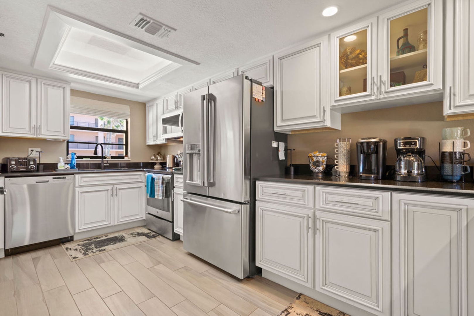 The well-equipped kitchen offers ample storage space & fantastic amenities