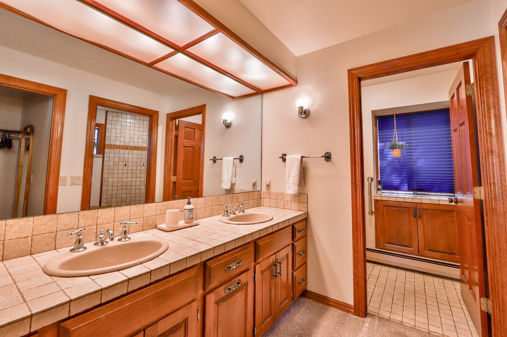 Ensuite bathroom with shower/tub combo