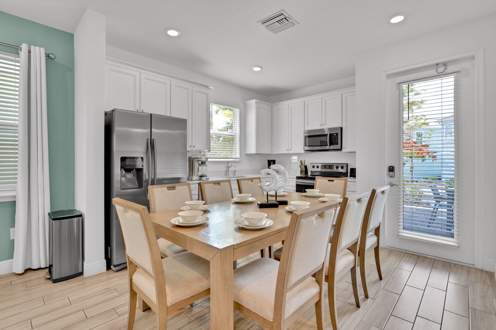 Dining table with seating for 8 and full kitchen