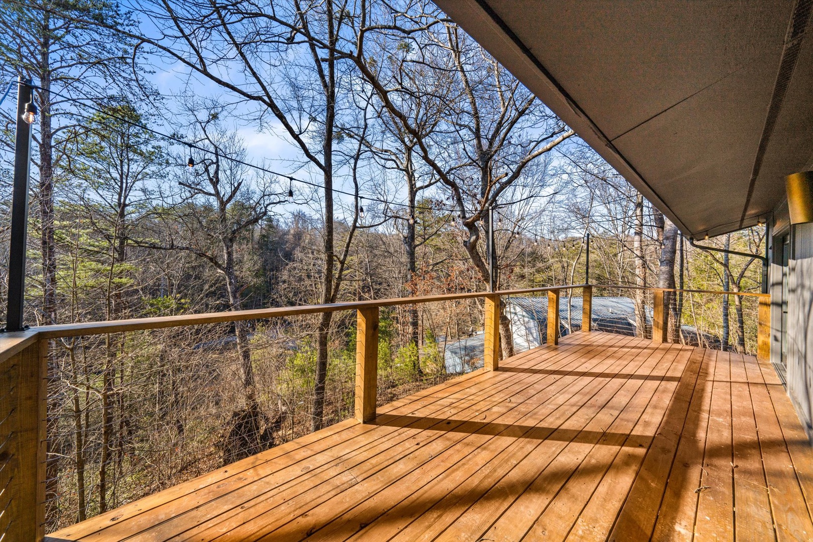 Elevated tranquility: Treehouse deck with panoramic views
