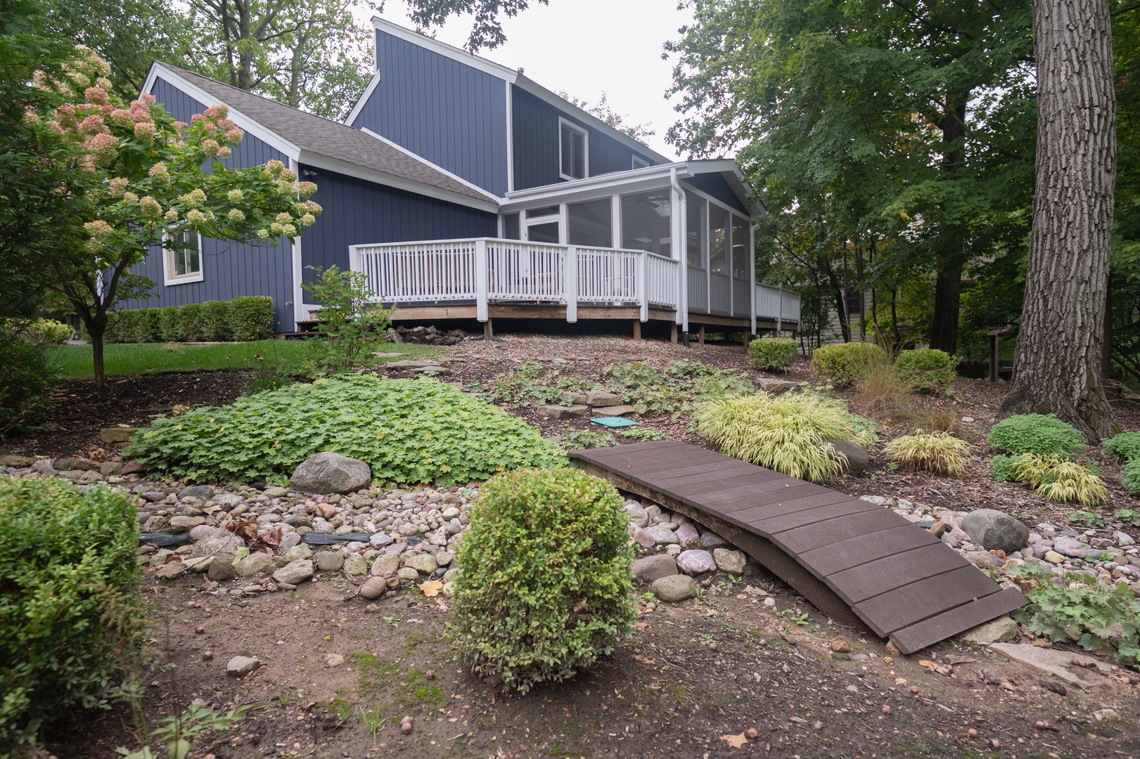 Enjoy relaxing in the fresh air on the screened or open back deck