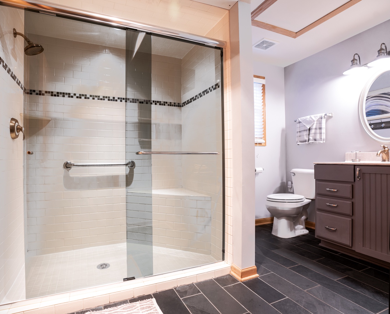 Bathroom 1 en-suite with shower