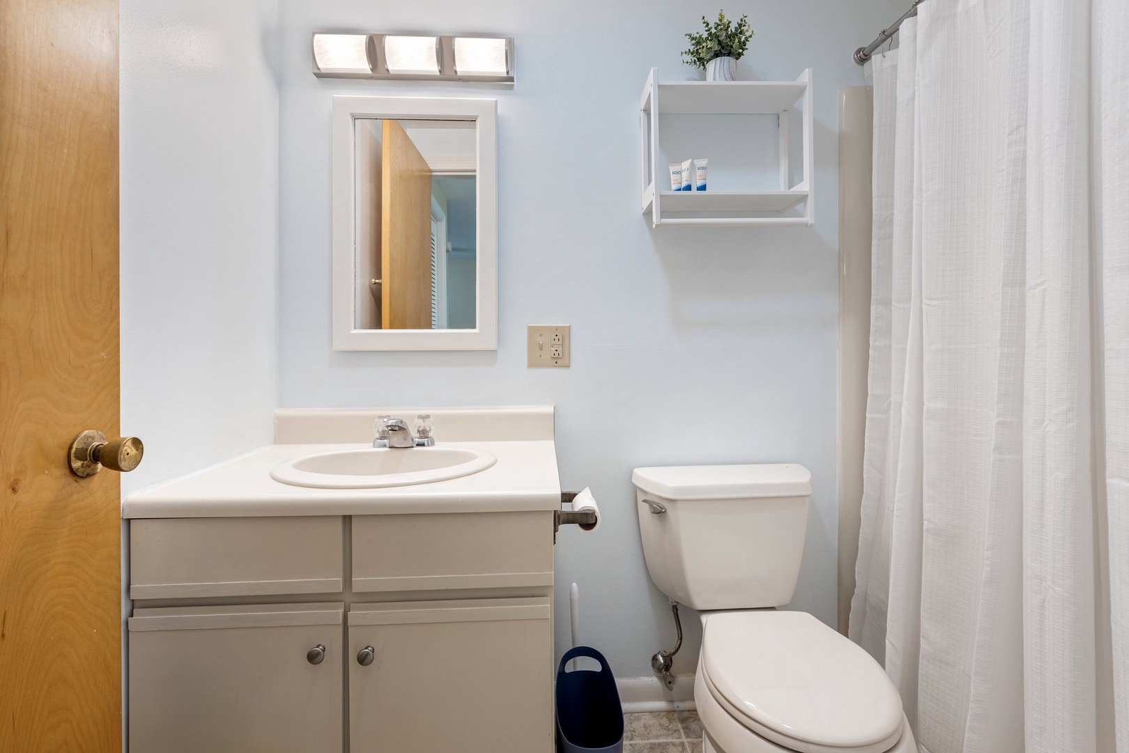 Bathroom with shower/tub combo