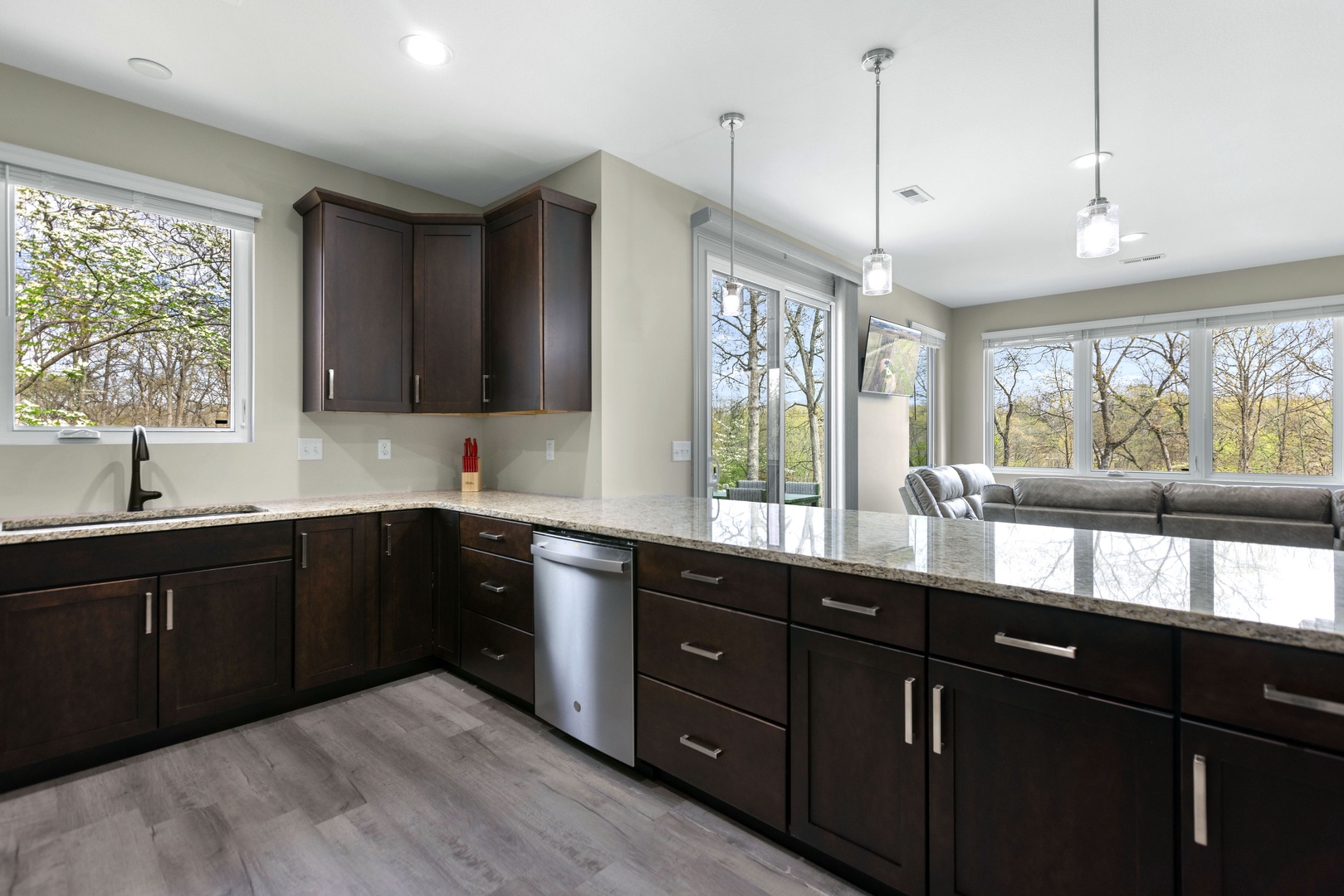 The open and modern kitchen offers ample space & all the comforts of home