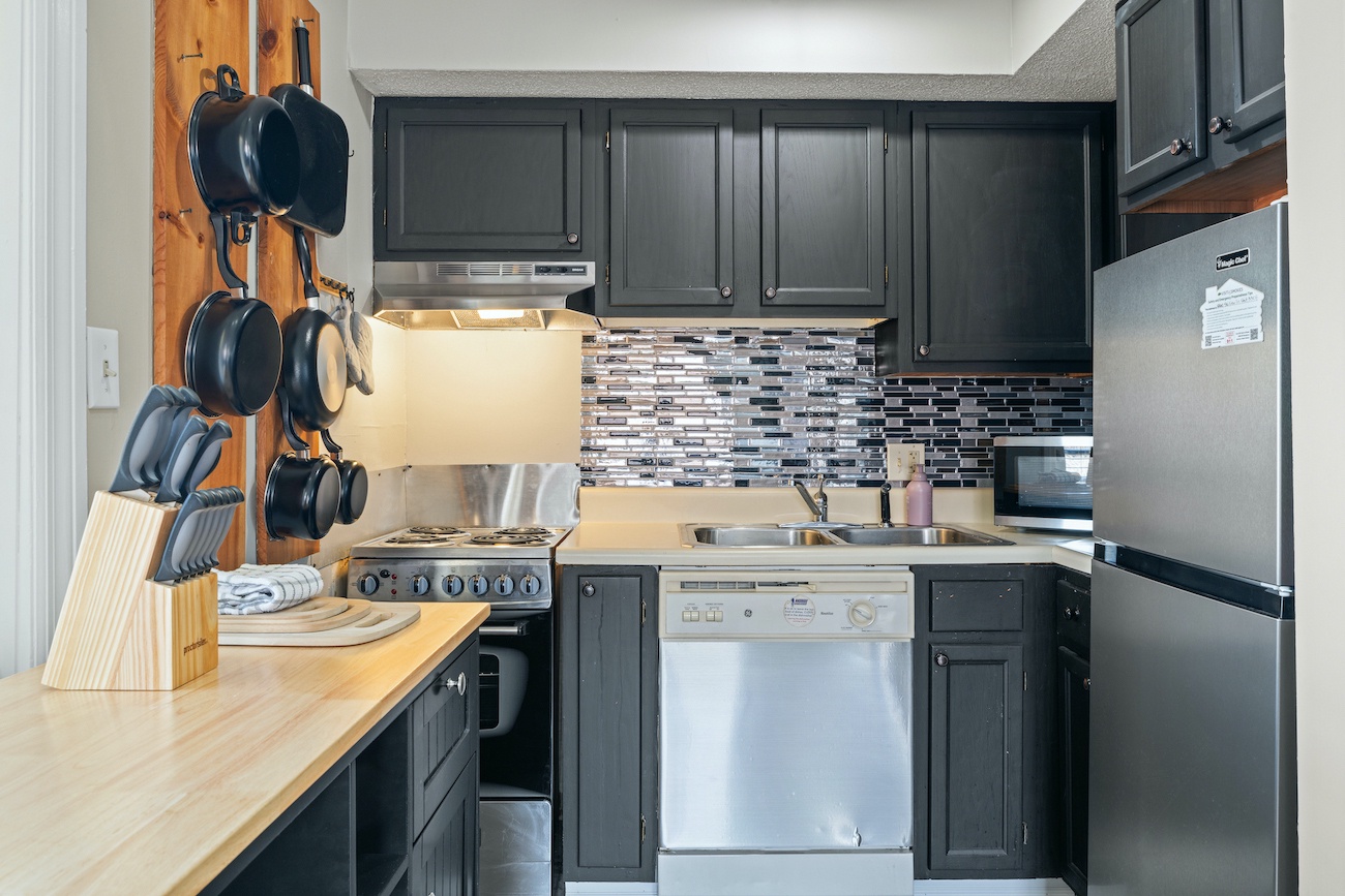 The sleek kitchen offers ample space & all the comforts of home