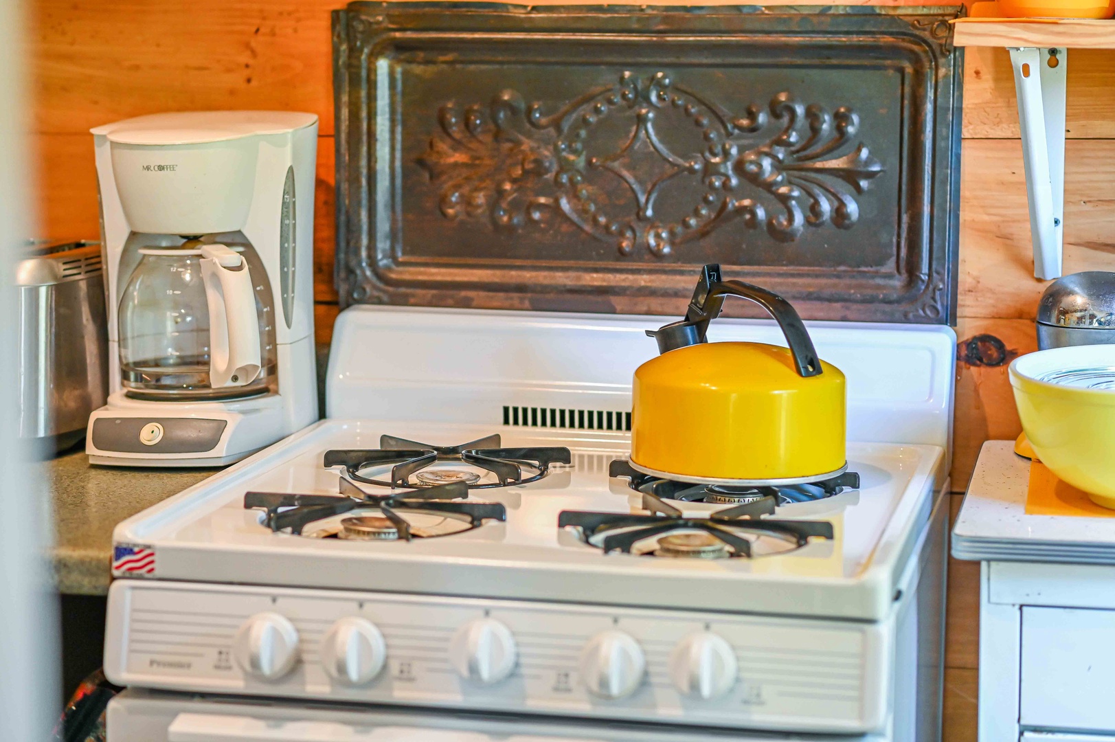 Leftovers & snacks are just an arms’ length away in the efficient kitchenette