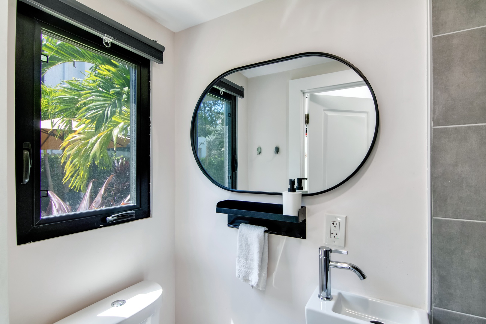 Main House: Ensuite bathroom with stand-up shower