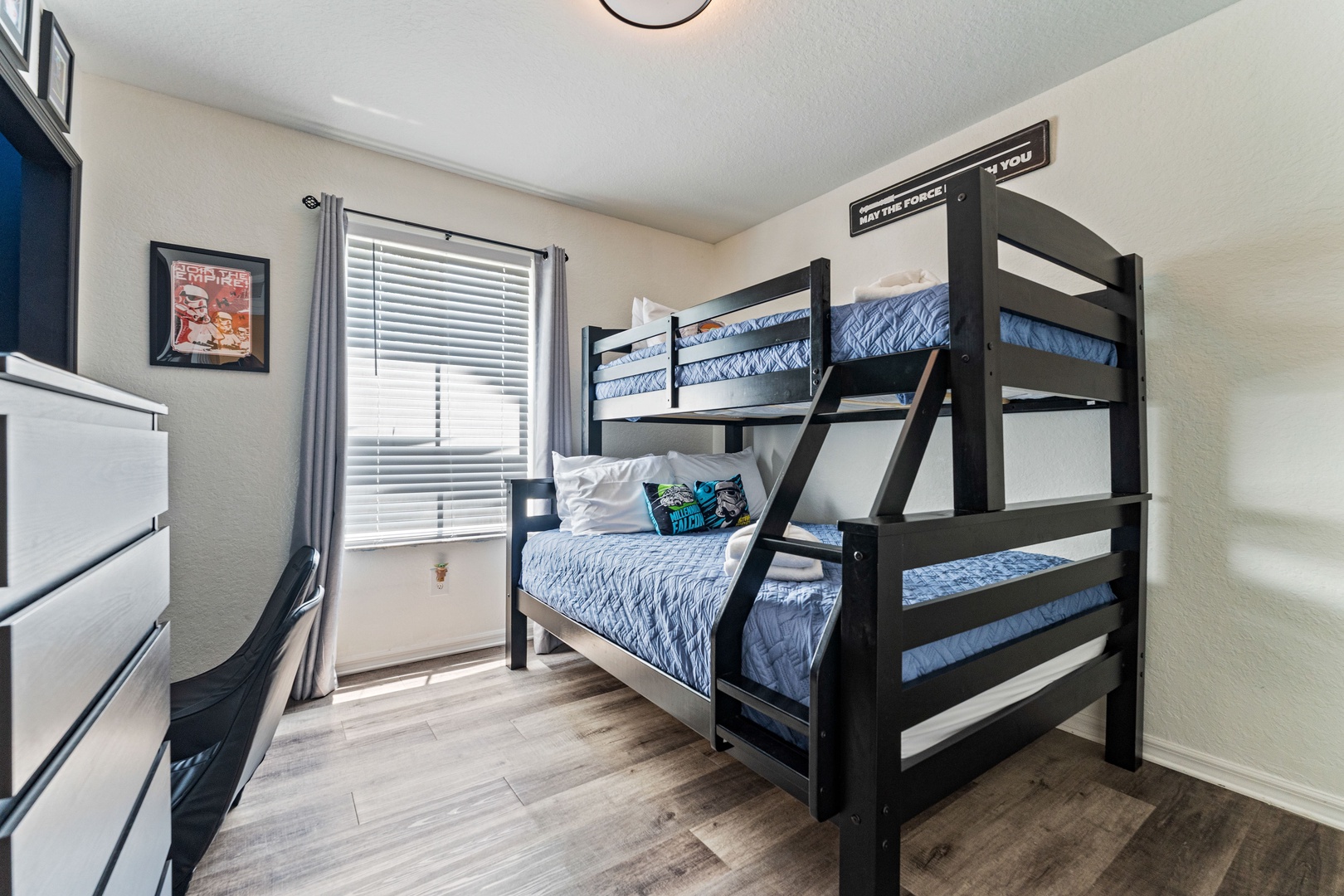 Feel the force in this Star Wars bedroom with bunks, smart TV, & games