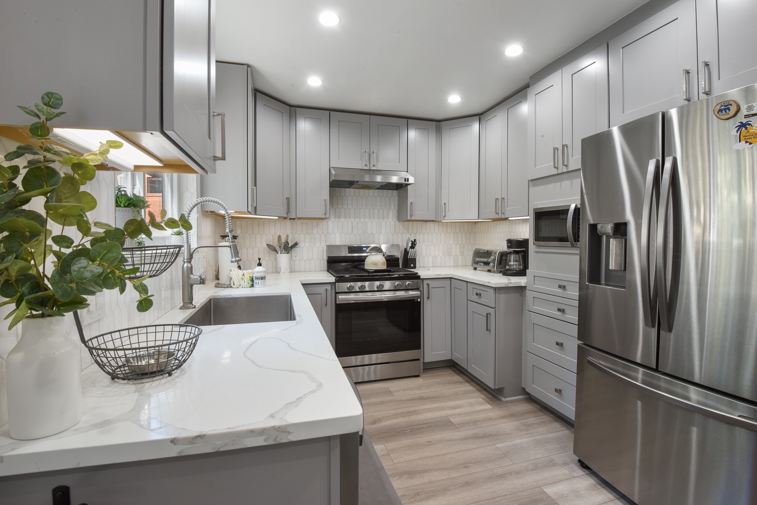 Fantastic amenities & all the comforts of home await in the polished kitchen