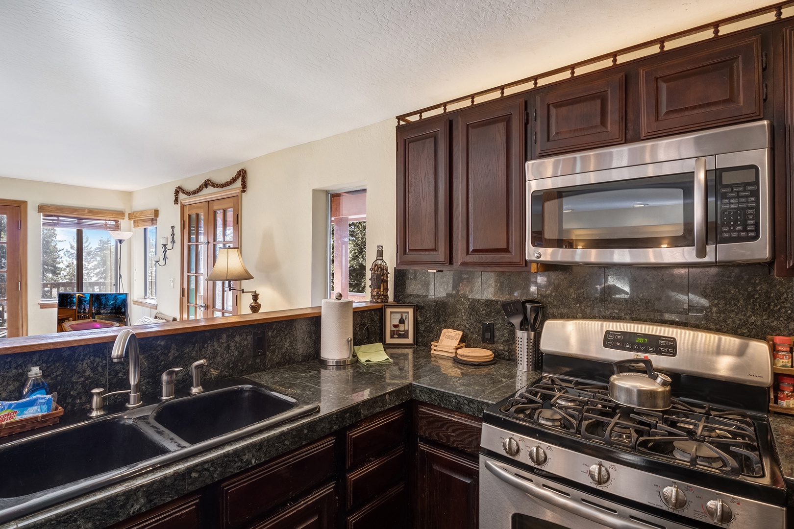 Full kitchen w/ toaster, blender, wine ware, coffee maker, and more!