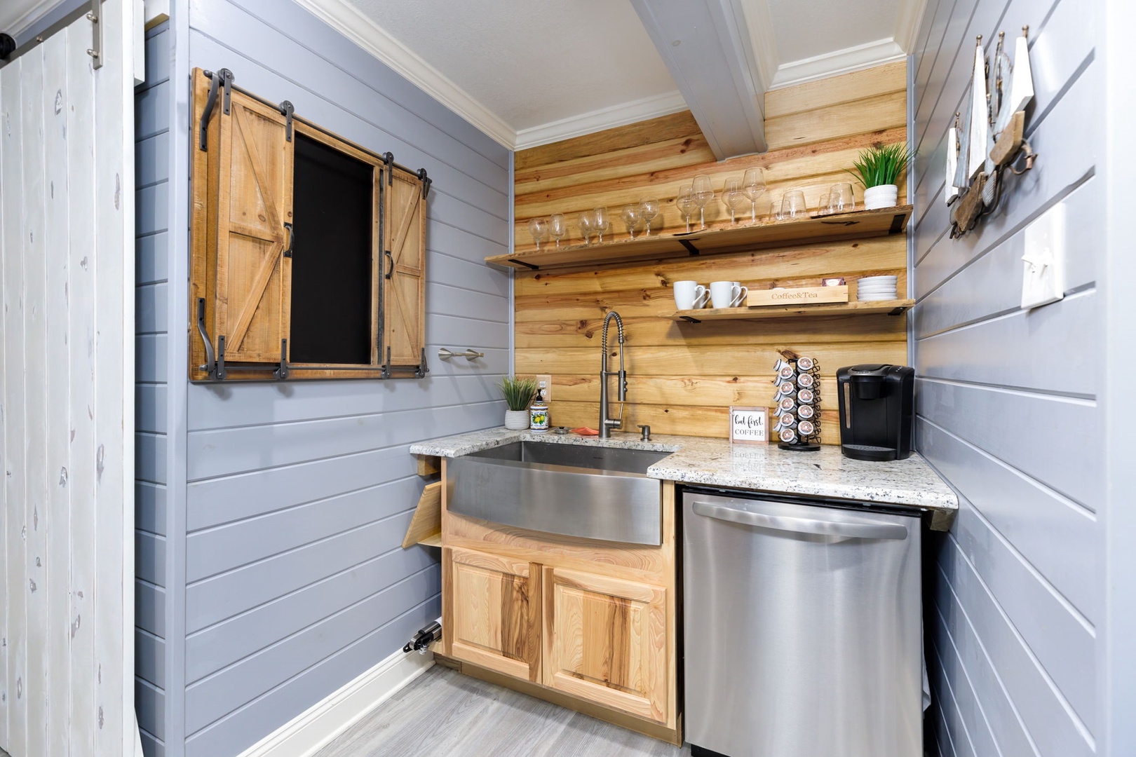 The cabin’s inviting kitchen offers ample space & all the comforts of home
