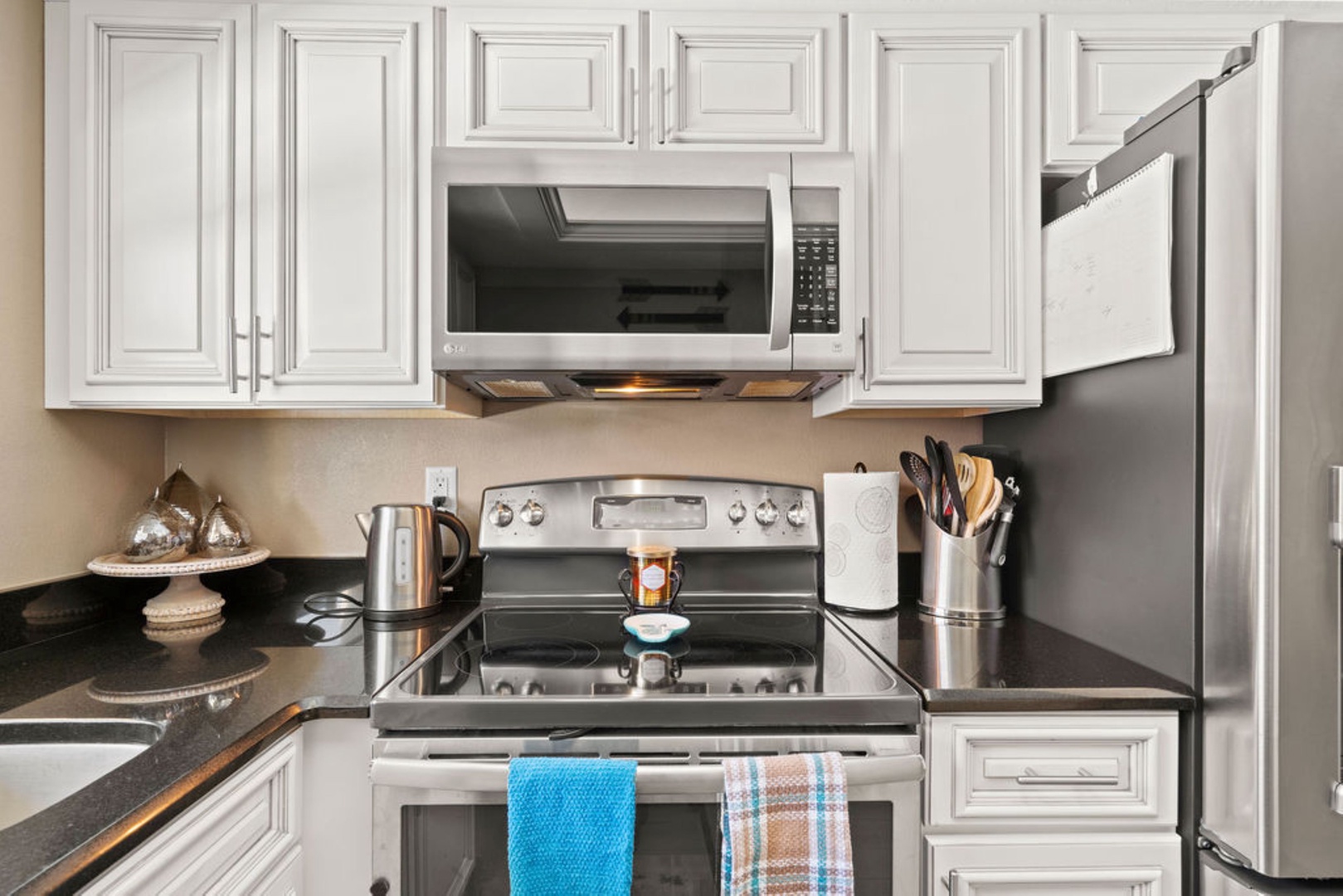 The well-equipped kitchen offers ample storage space & fantastic amenities