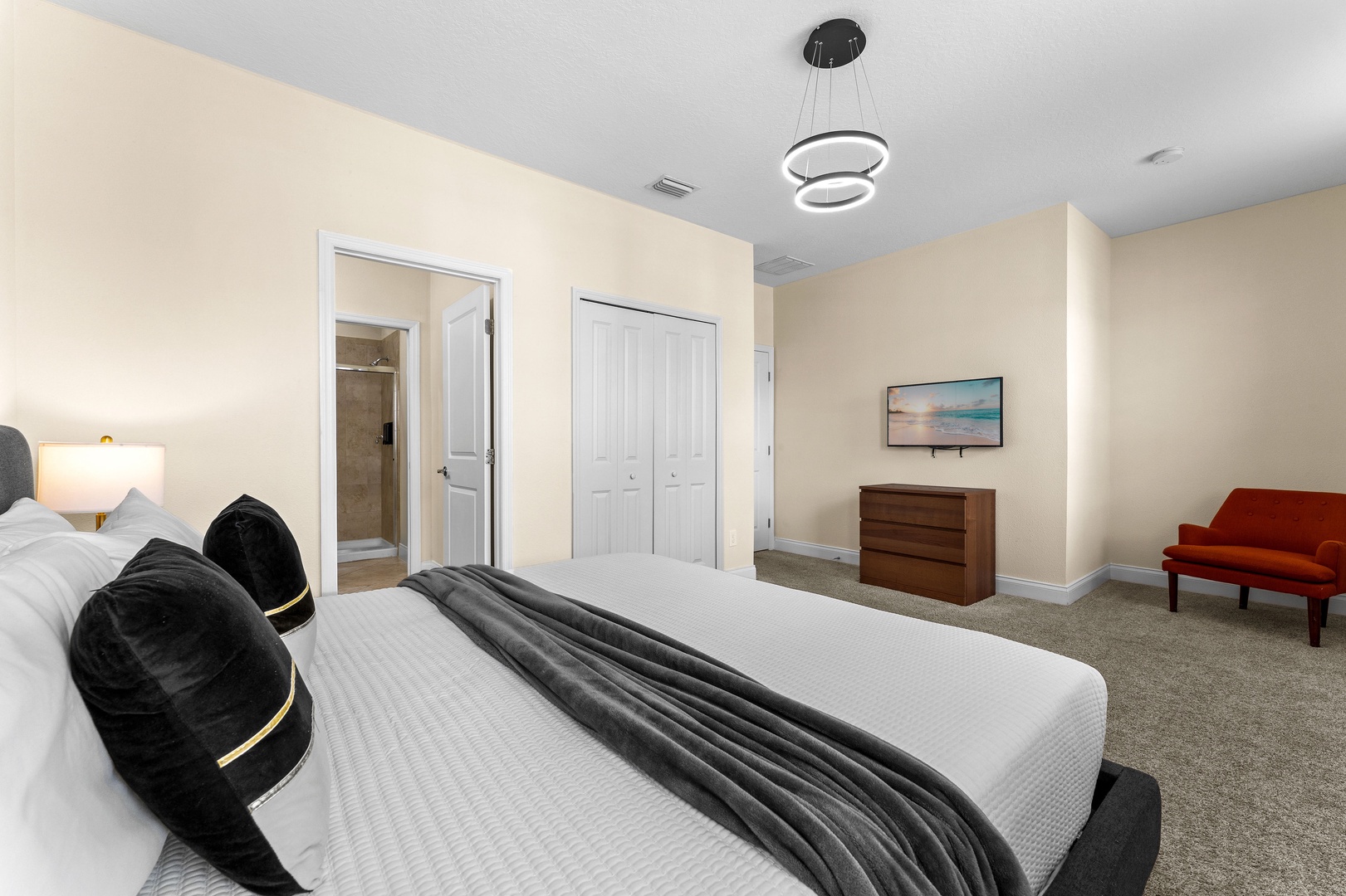 Bedroom 4 with king bed, Smart TV, and ensuite
