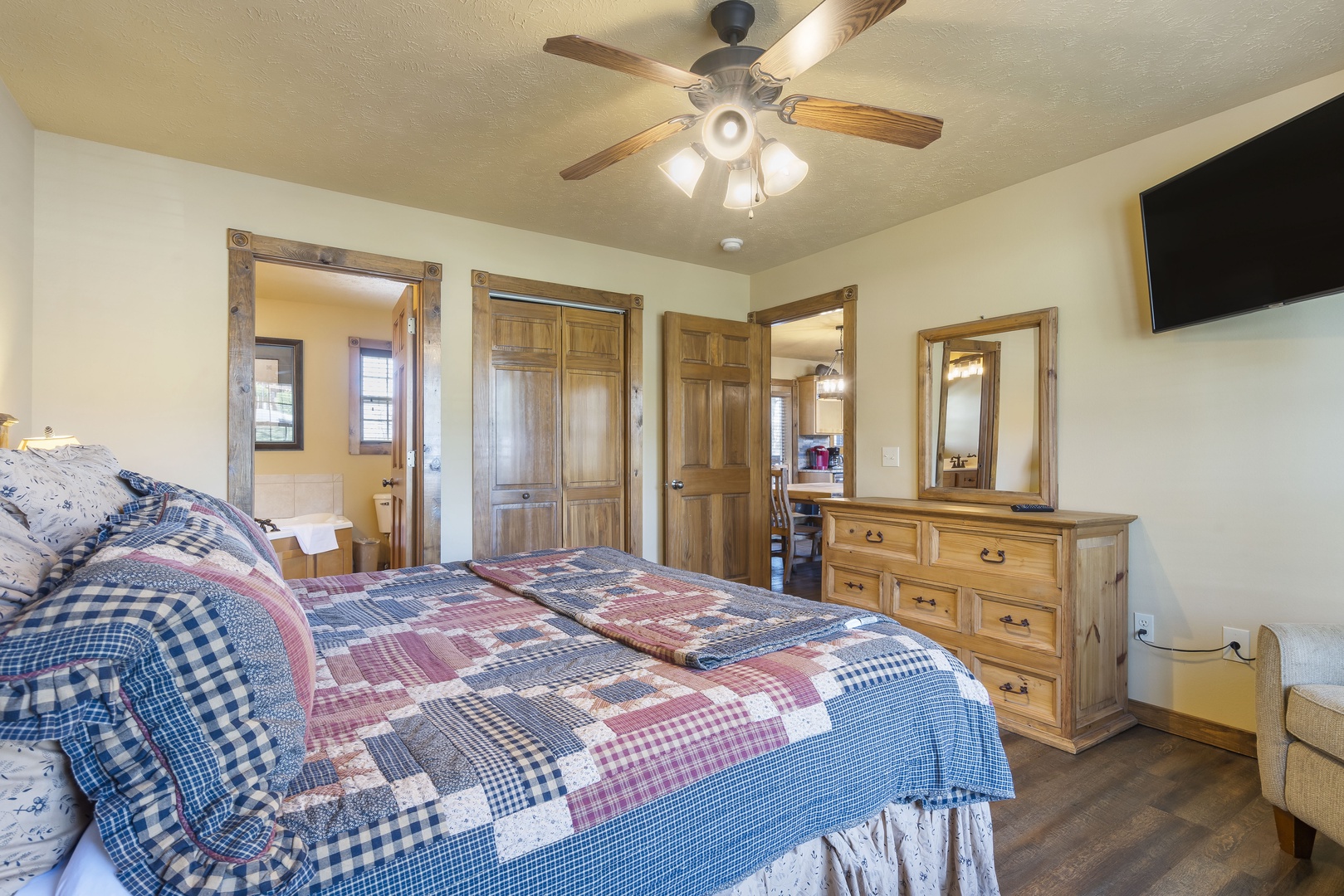 Bedroom 1 with King bed, smart TV, and shared en-suite (1st floor)