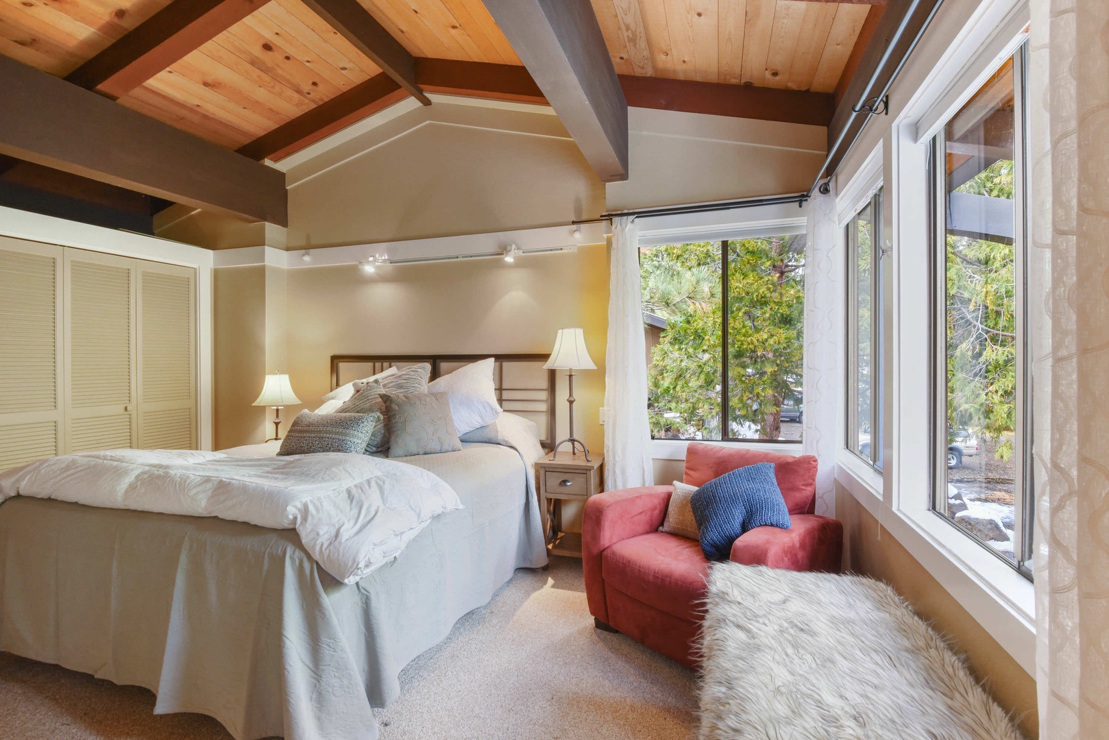 Master bedroom: California King bed with en suite bathroom (2nd floor)