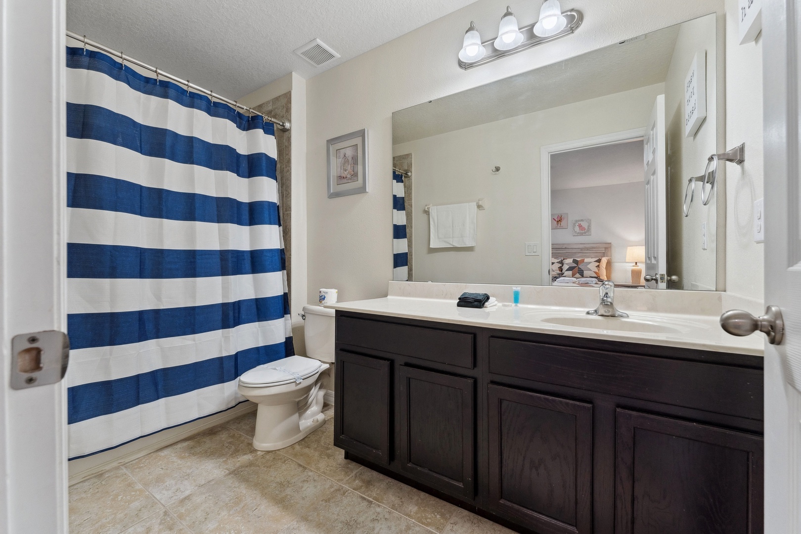 Ensuite bathroom with shower/tub combo