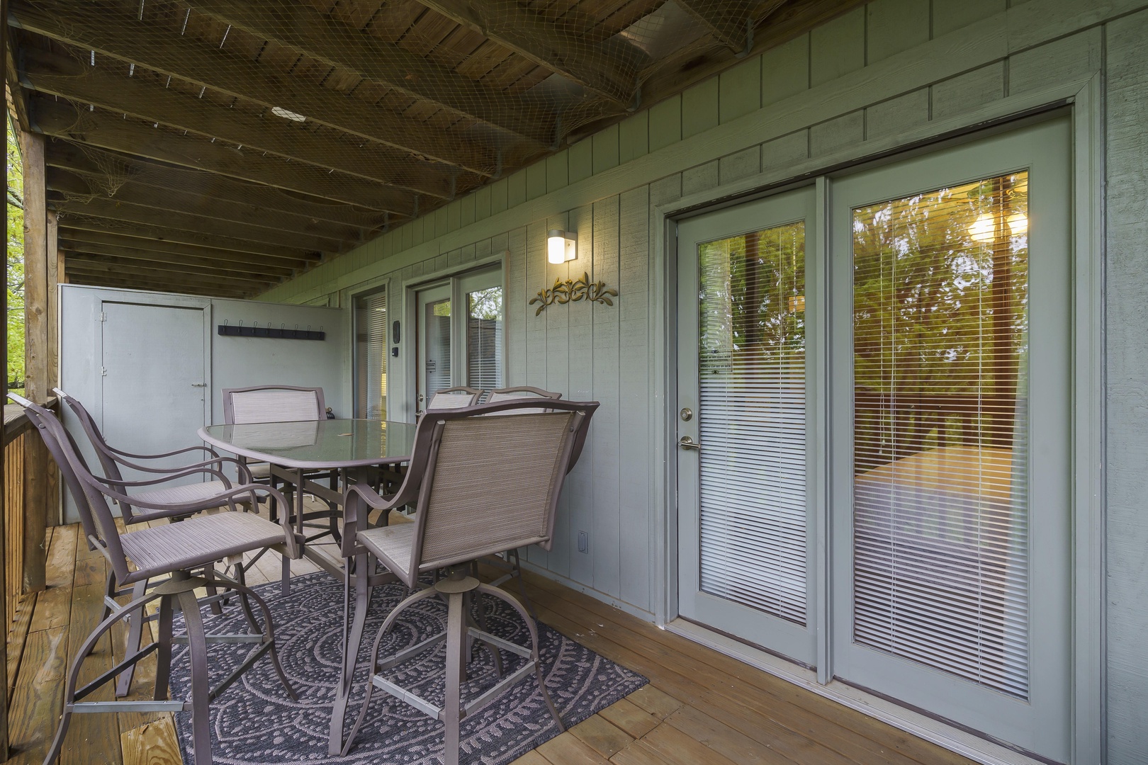 Covered deck with outdoor seating (unit 7)