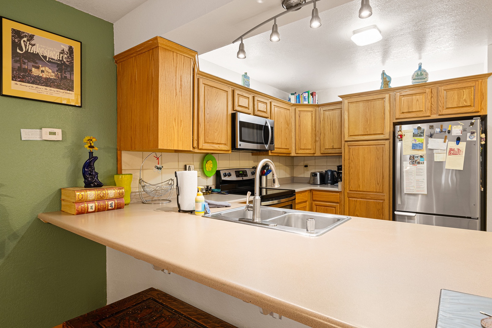 Enjoy homemade meals with the help of the fully equipped kitchen