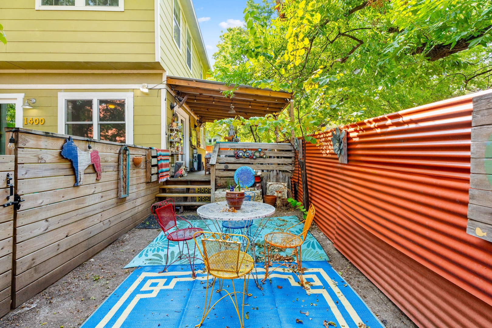 Lounge & dine in the sunny, decorated fenced back yard