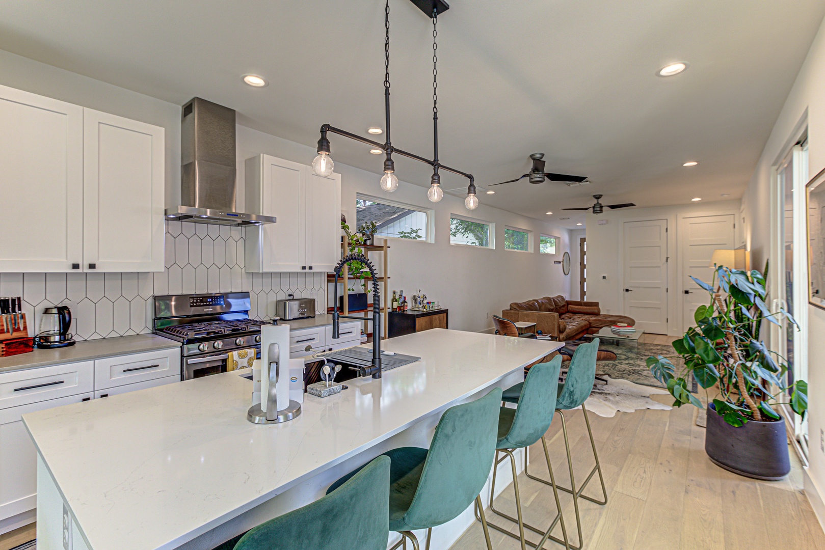 Full kitchen with island seating for 4