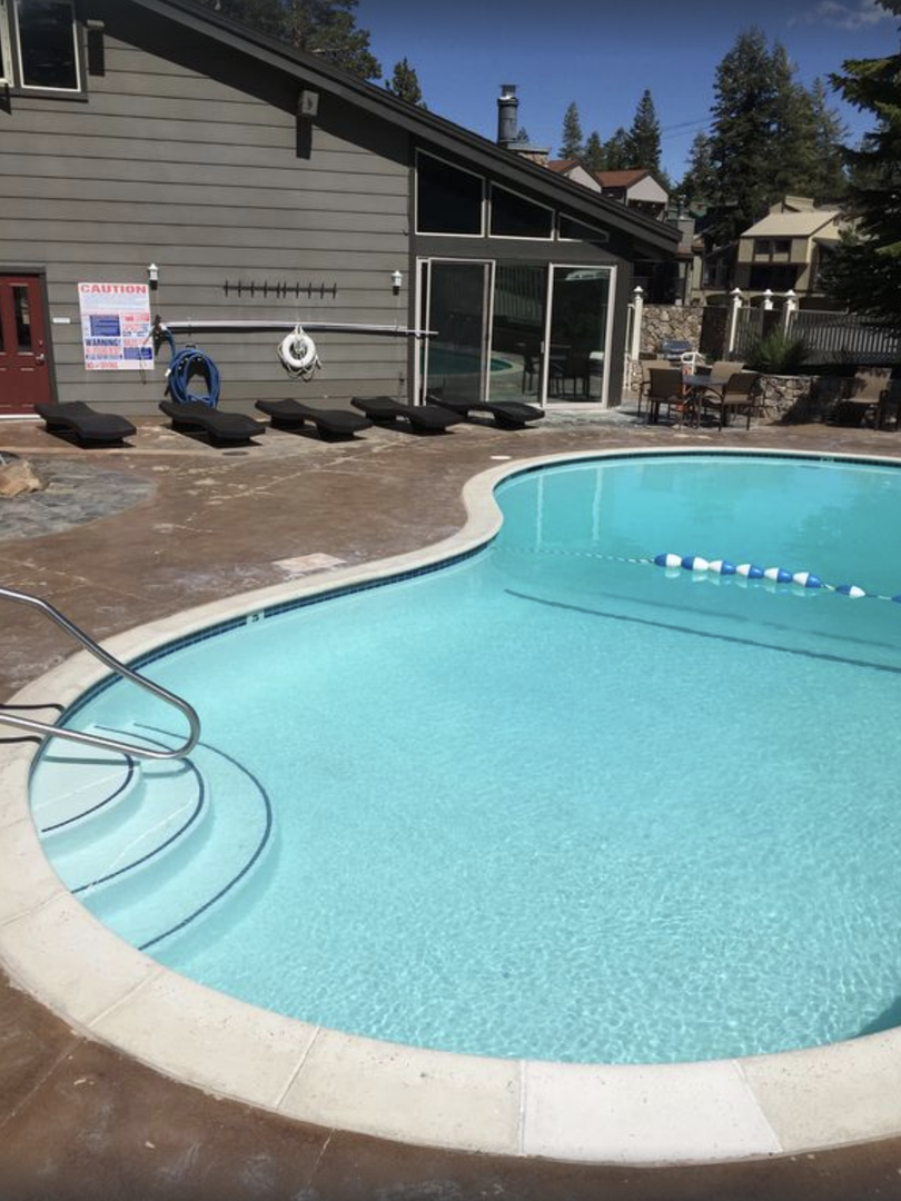 Pool & 2 hot tubs (open during sumemr only)
