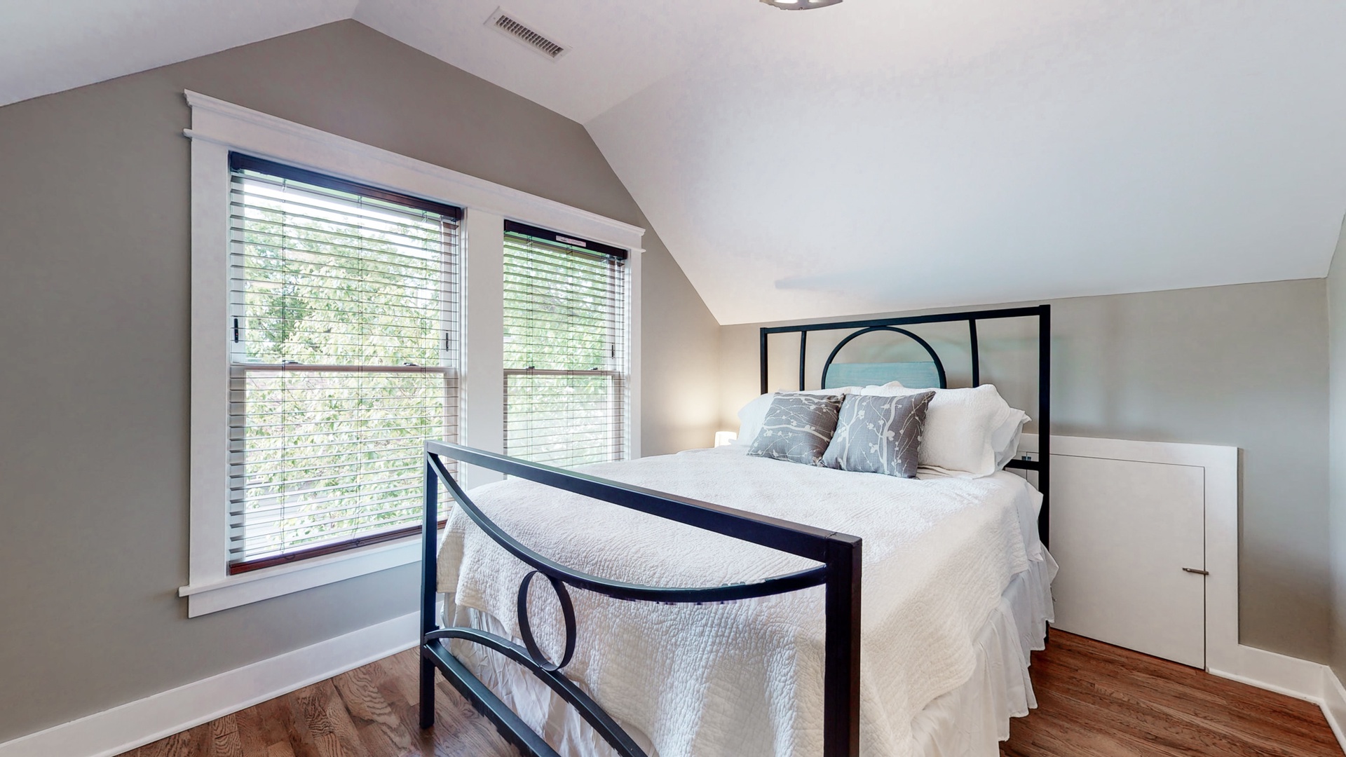 3rd bedroom: Queen bed