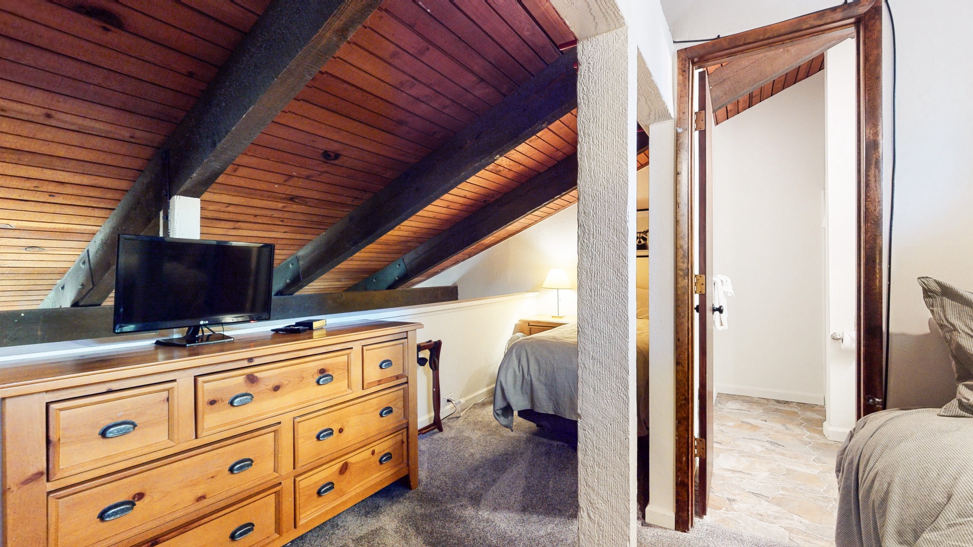 Loft with 2 Twin beds and private bathroom