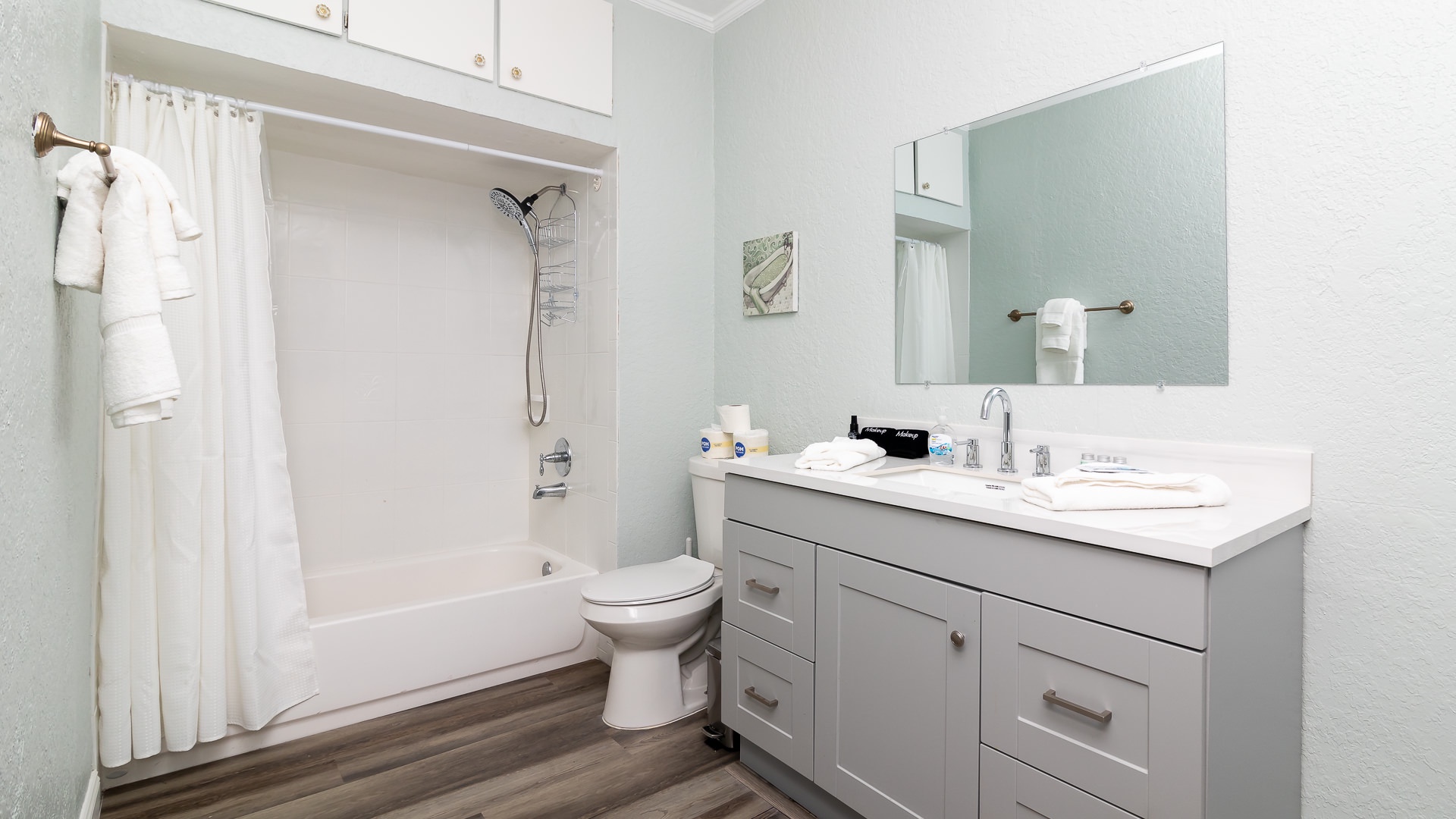 Bathroom #2 with Shower/Tub Combo En-Suite to Bedroom #2