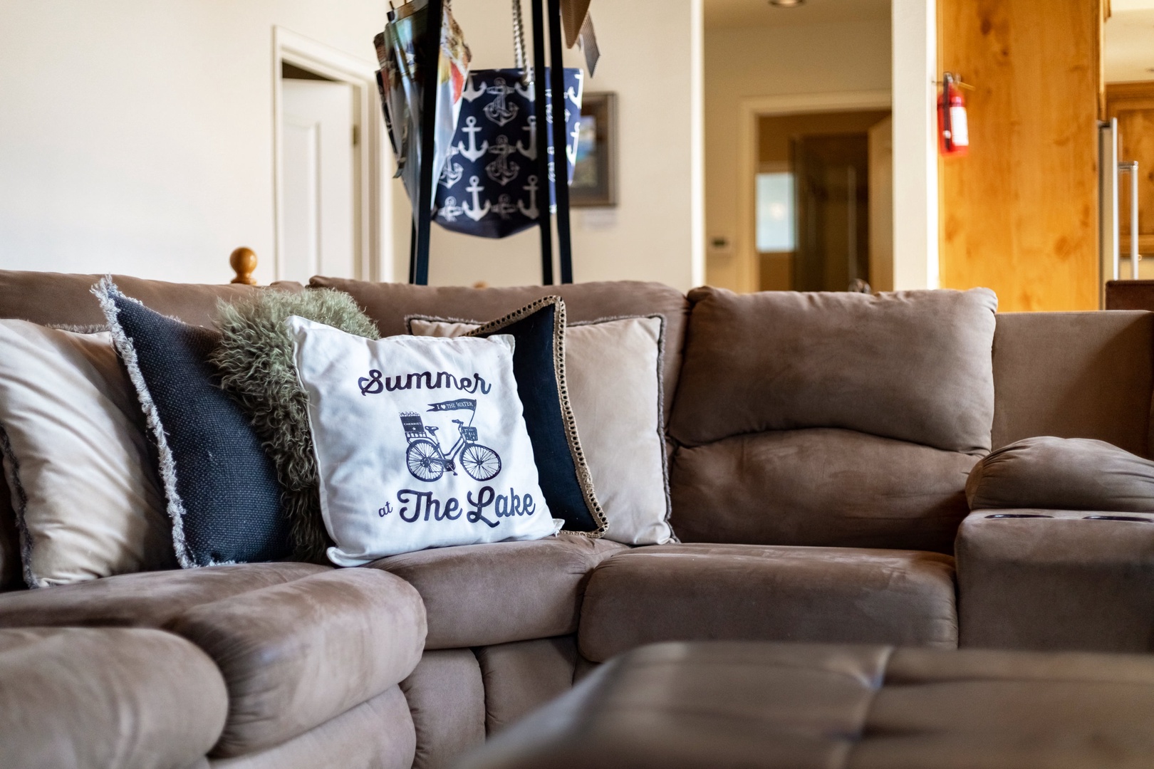 Cozy living room with Smart TV/Apple TV (Netflix & Hulu)